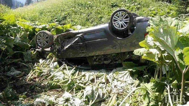 Кола падна по таван в река, по чудо няма жертви