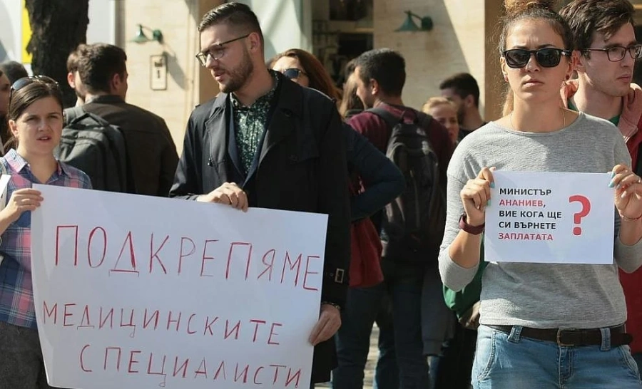 Лекари специализанти излязоха на протест, Ананиев се срещна с тях 
