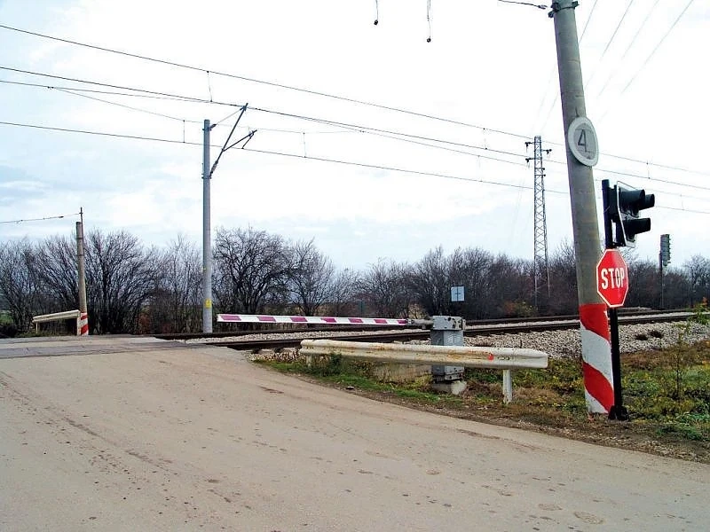 Влак удари кола на жп прелез, жена загина, друга е в болница