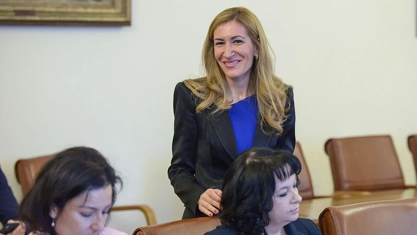 Ангелкова предлага по-високи застраховки за отговорността на туроператорите