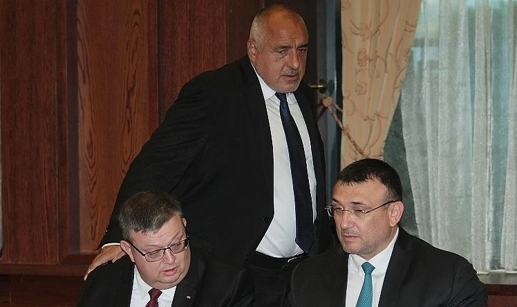 Борисов, това е дъното, а калта влиза в очите ти
