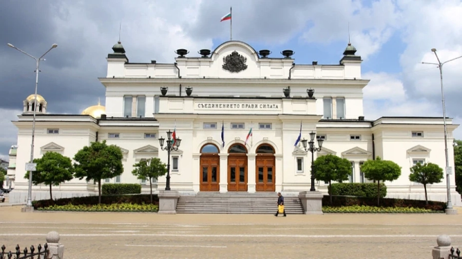 Парламентът прие оставките на Волен Сидеров и Лиляна Павлова и си гласува още 2 дни ваканция