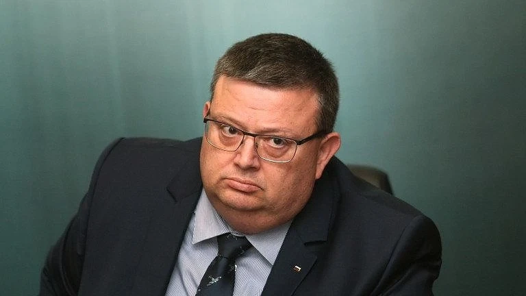 Съдия пусна в Русия лидера на Русофили. Цацаров пита защо