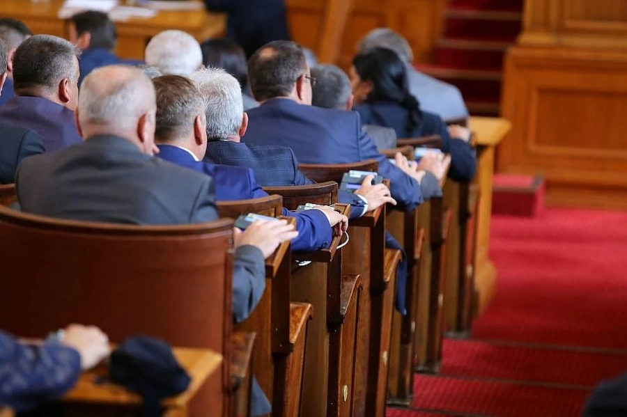 Пак рокади в парламента заради местните избори