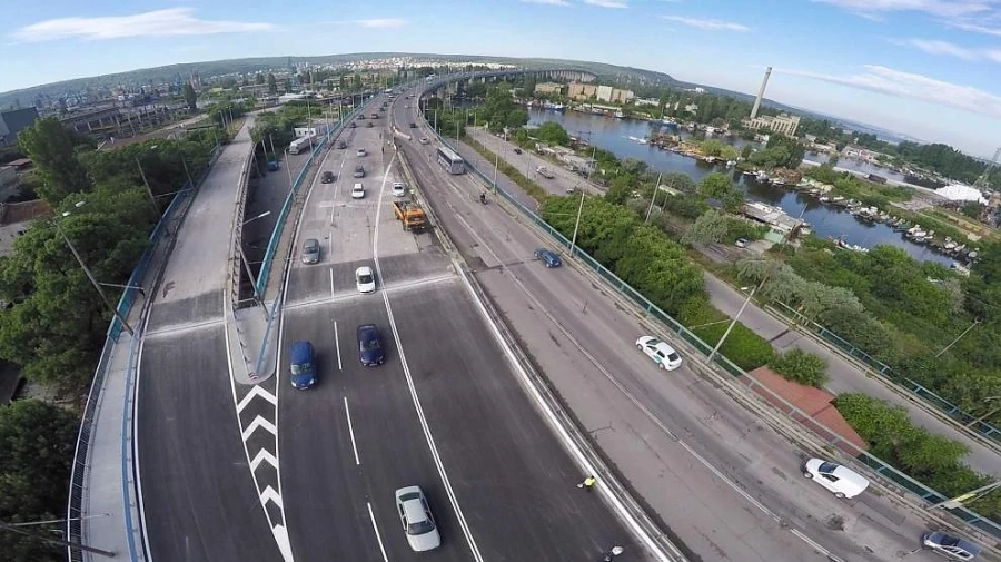 Автобус блъсна кола на Аспарухов мост във Варна, четирима са ранени