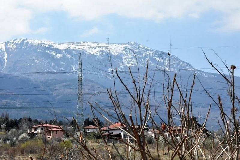 Облачно и мъгливо време днес, валежите започват през нощта