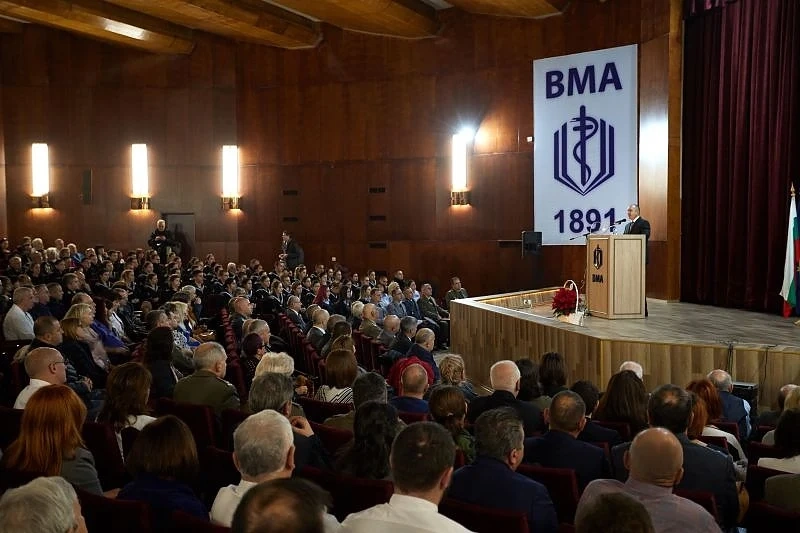Президентът Радев: Поколения военни и цивилни специалисти превърнаха ВМА в национална институция