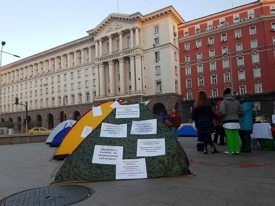 Медици искат да се срещнат с Борисов, пренощуваха на палатки пред МС