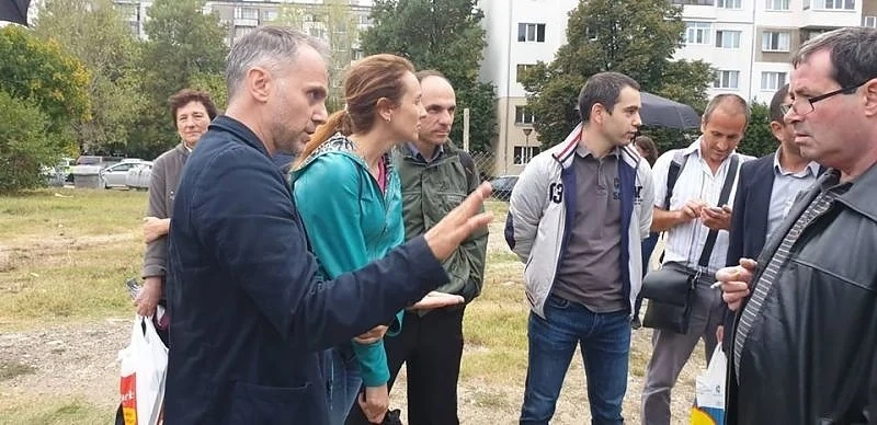 Кметът на Младост покани хората да бутнат ограда на имот в квартала