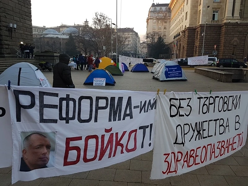 Медицински сестри нощуваха пред Министерския съвет