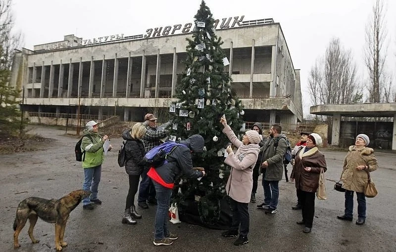 В Припят украсиха елха за първи път след аварията в Чернобилската АЕЦ