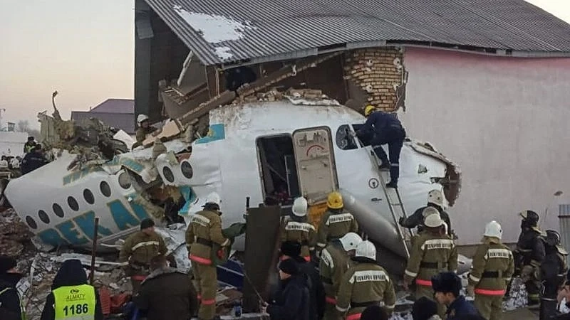 Две бебета бяха спасени в катастрофиралия в Казахстан самолет