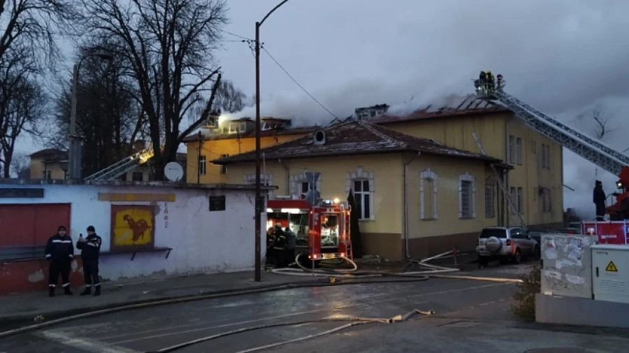 Голям пожар избухна в психодиспансера в района на Столичната Сточна гара