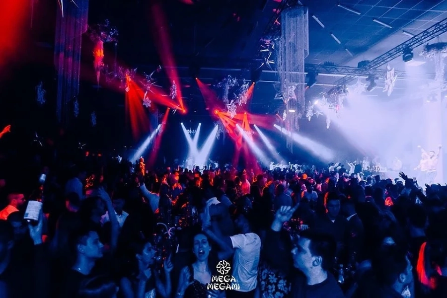 Клиентите на Megami Club – Hotel Marinela посрещнаха 2020 година в две зали. Гост изпълнители бяха Анелия, Преслава и Софи Маринова
