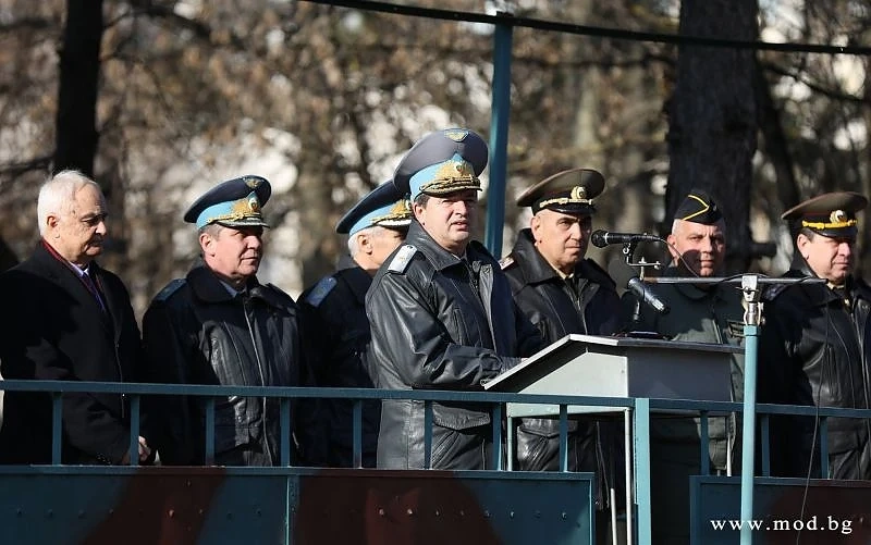 Ген. Юлиян Радойски застана начело на Висшето военновъздушно училище