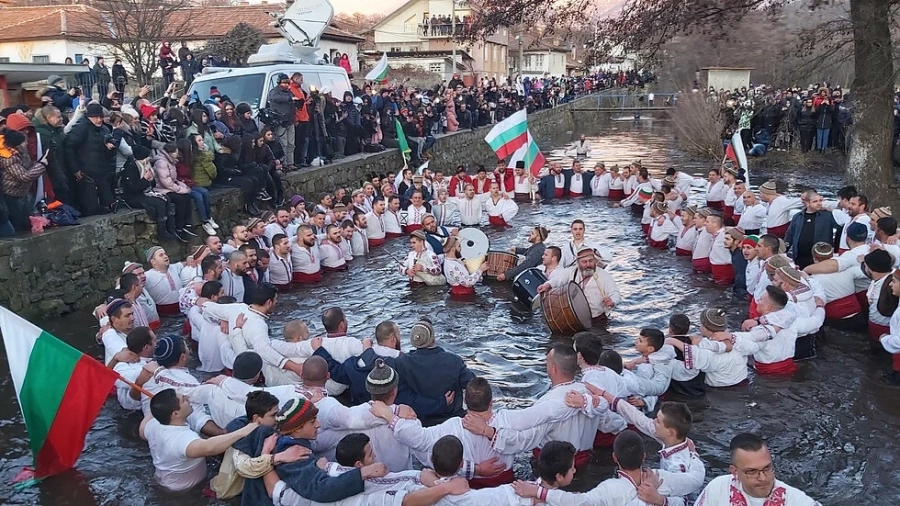 Мъжкото хоро се изви в ледените води на Тунджа