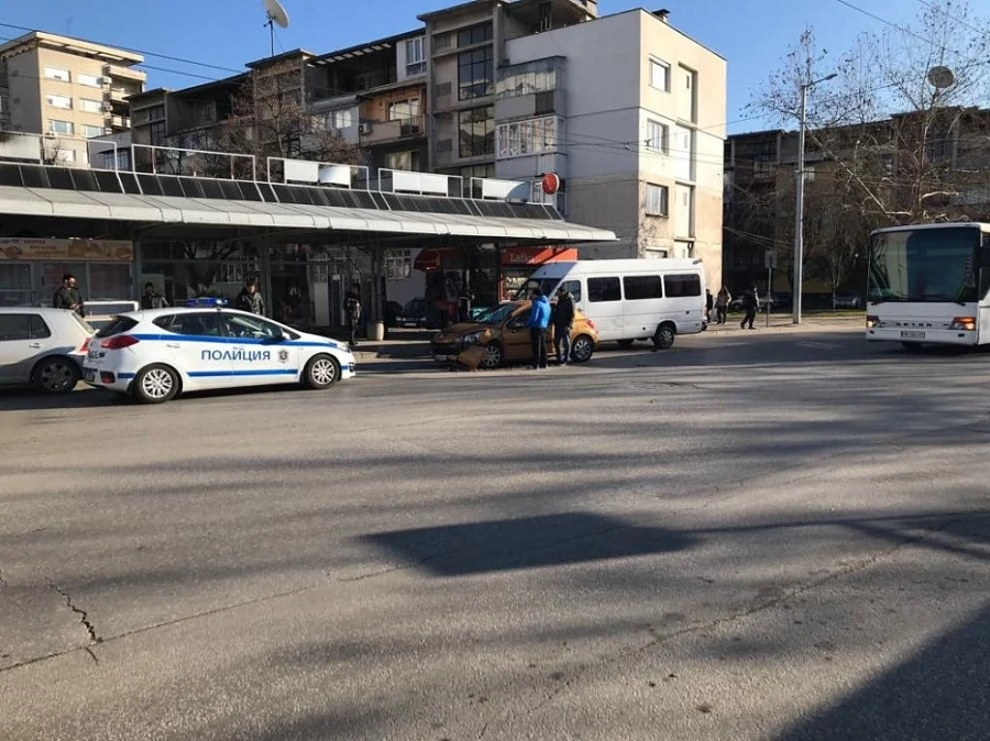 Шофьорка удари три коли в Пловдив, бременна жена е в болница
