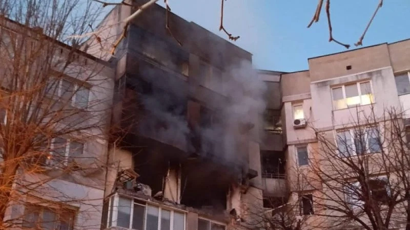 Жена загина при експлозия в жилищен блок във Варна, няколко души са ранени