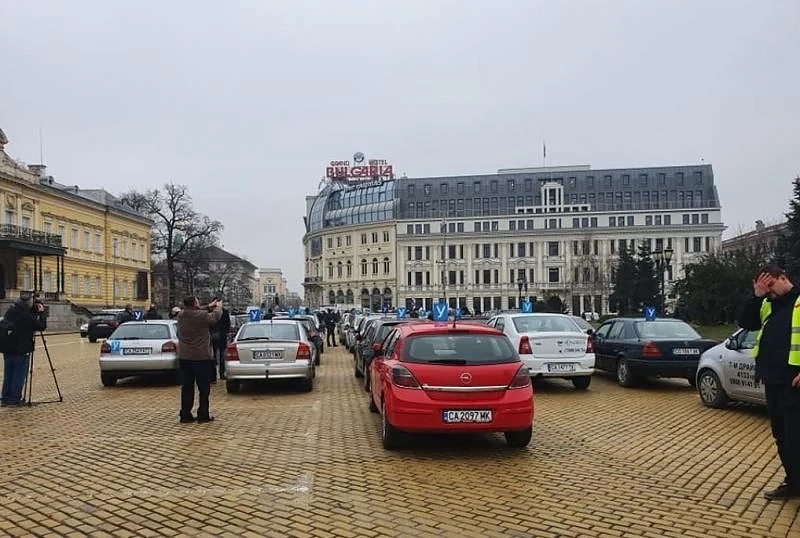Автоинструктори запушиха центъра на София с колите си, заплашват с петчасова блокада