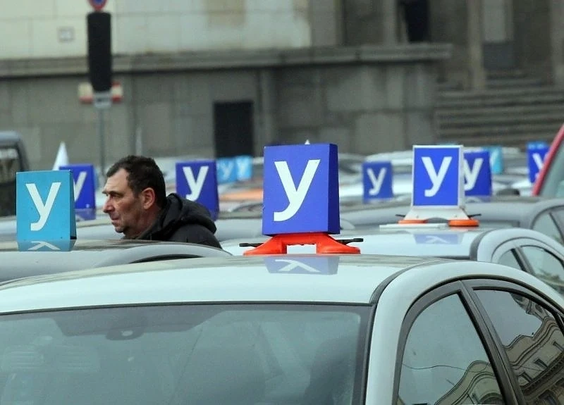 Властта омекна и пред автоинструкторите. Няма да увеличават часовете кормуване