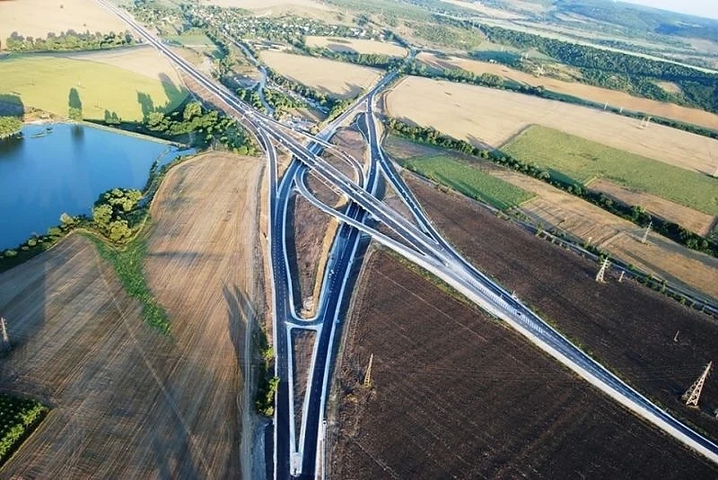 Взривове ограничават движението по път I-4 от Търговище до п. в. Белокопитово