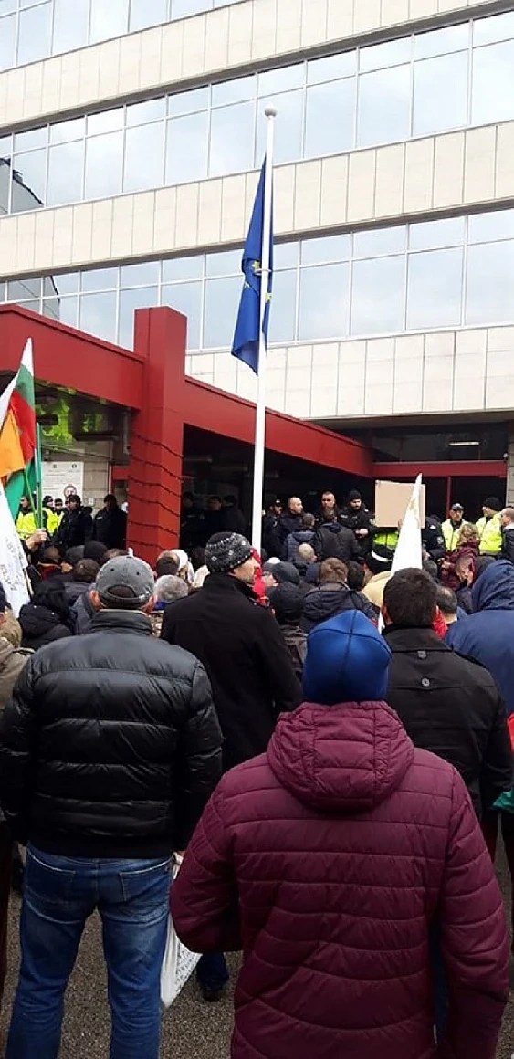 Докато перничани викат „мафия“ и „оставка“ пред МРРБ, полицията ги обгази
