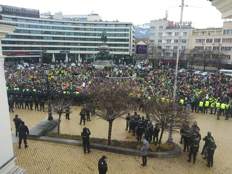 Над 1000 протестиращи искат оставка на правителството