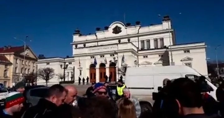 Фенове на \'Левски\' на протест пред парламента