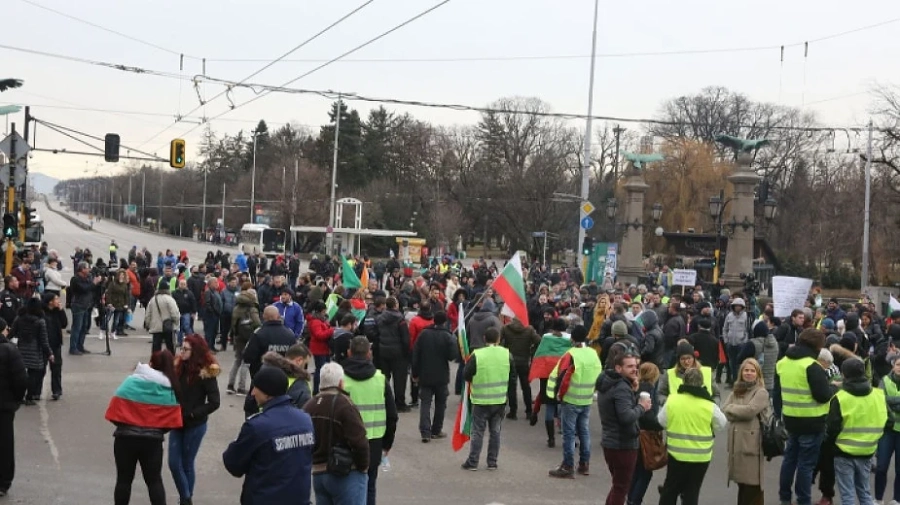 Протест организирана от партиите „Възраждане“ и МИР  блокира за кратко Орлов мост в София