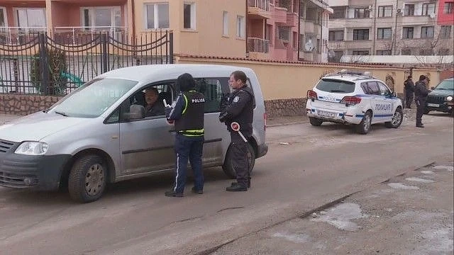 Полиция с жандармерия нахлуха в ромския квартал на Самоков