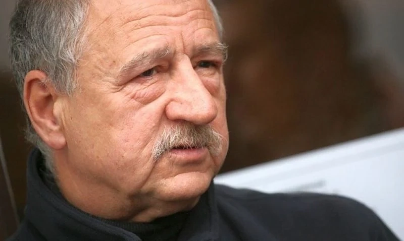 Незаконно заведение спира саниране на блок, Павел Попандов начело на протест