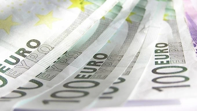 Еврото се срина до тригодишно дъно спрямо долара