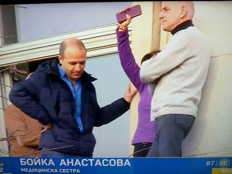 Убедиха протестиращата рехабилитаторка да слезе от перваза на Партийния дом