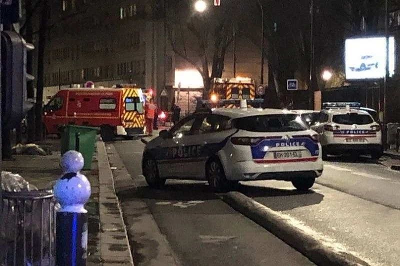 Мъж откри огън в двора на джамия в Париж
