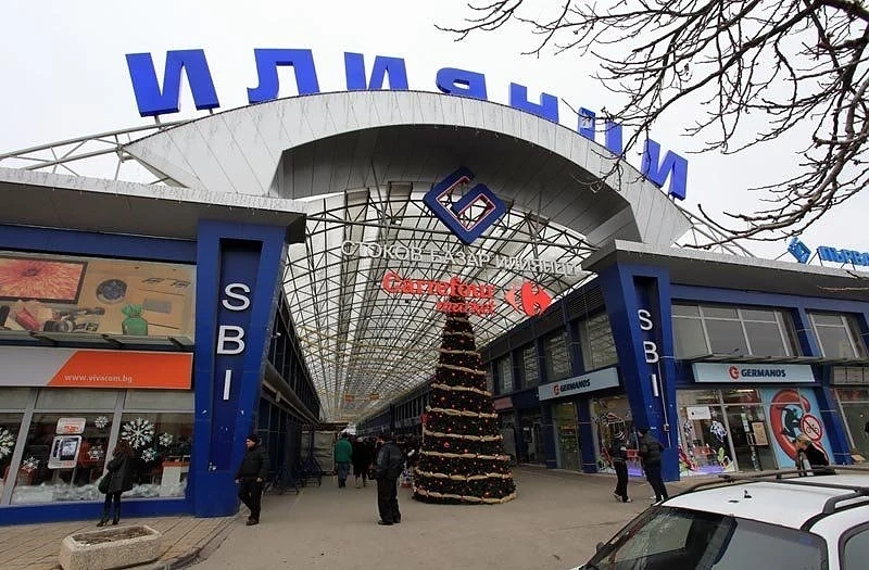 Спецакцията в \'Илиянци\' в снимки: Дезинфекция, 11 акта от НАП, 28 запечатани магазина