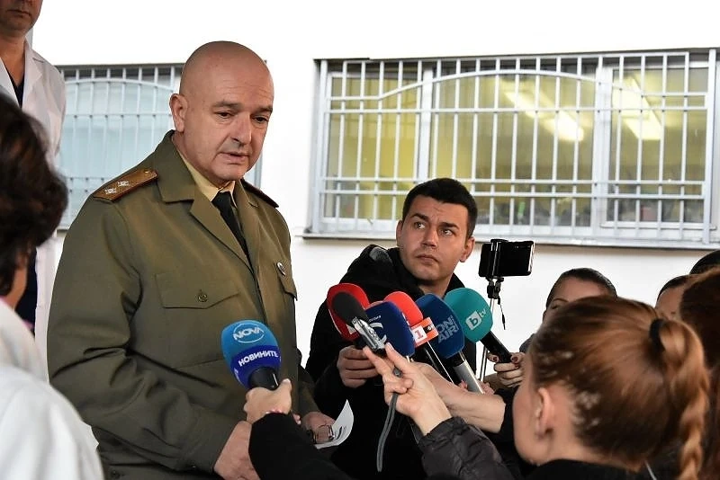 Не могат да погребат починалата в Пирогов жена, близките ѝ са под карантина (видео)
