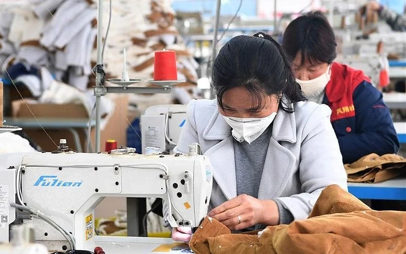 Китай и Южна Корея се връщат към живота: магазините отварят, болните намаляват