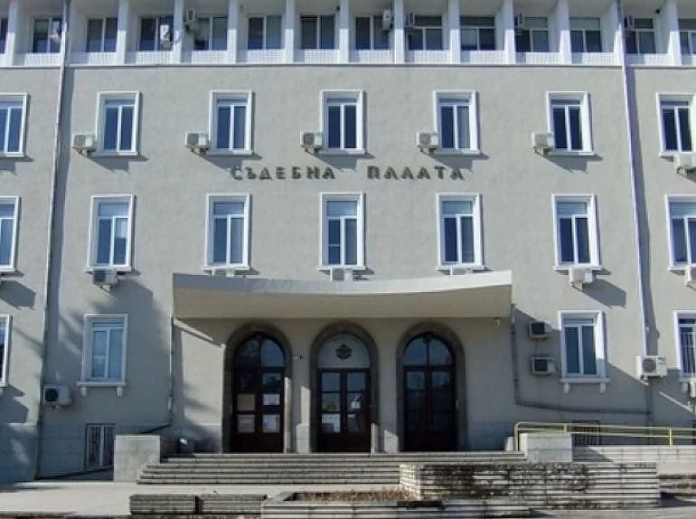 Баща изнасилвал малолетната си дъщеря, карал я да гледат заедно порно