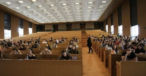 Повечето университети овличават годишните такси за обучение
