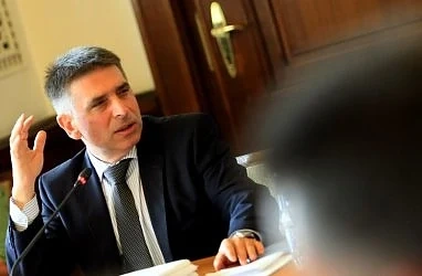 Правната комисия тотално се оплете, гласува закон върху закона
