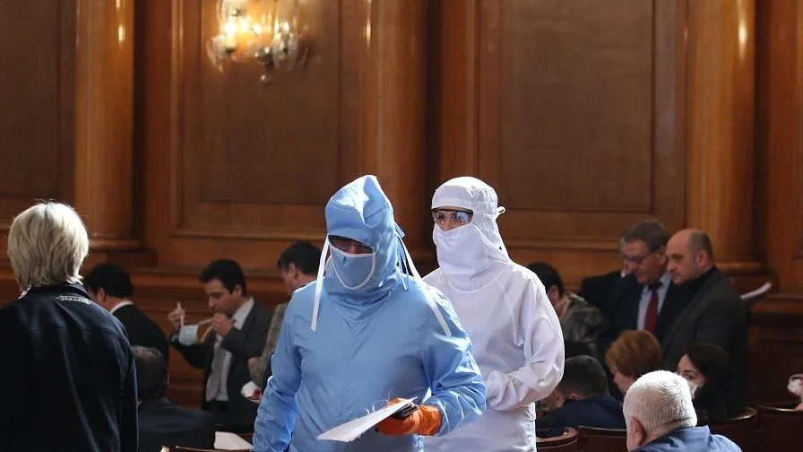 Срещу COVID-19: Депутати влязоха с медицински скафандри в НС
