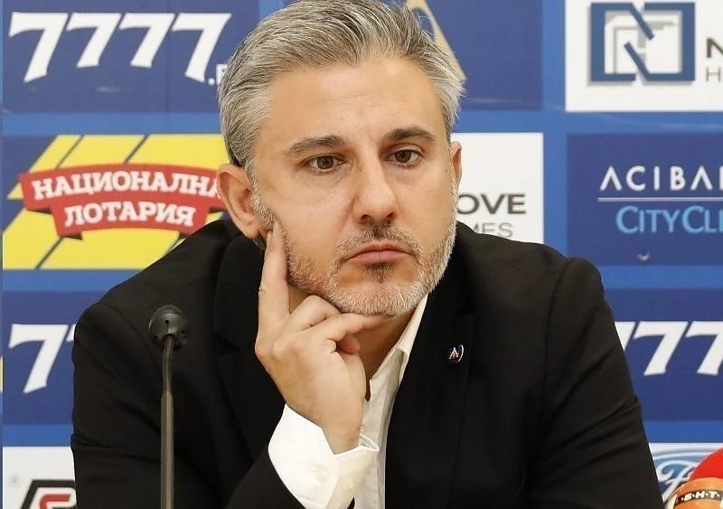 Положението в Левски е лошо, играчите чакат по половин заплата за януари