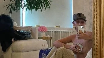 Гола до кръста: Бела Хадид призовава да си стоим вкъщи