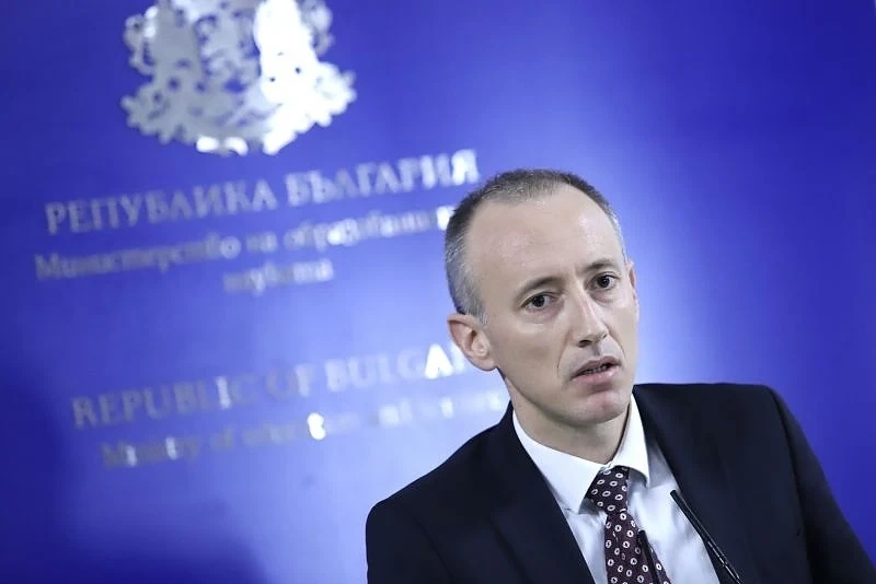 Министър Красимир Вълчев: Част от националните изпити най-вероятно ще бъдат отложени заради Covid-19