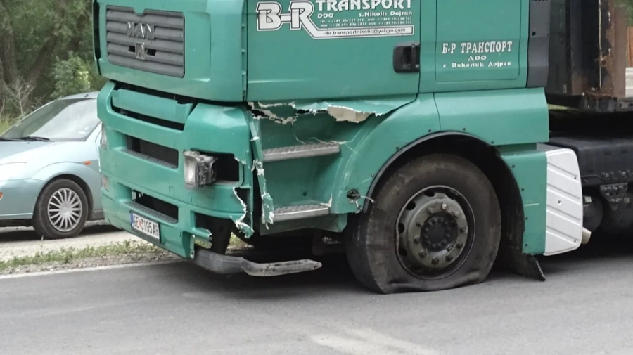Два камиона се удариха на \