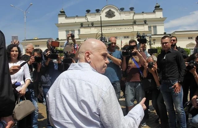 Алчни и самозабравили се - от вчера депутатите са с по-високи заплати