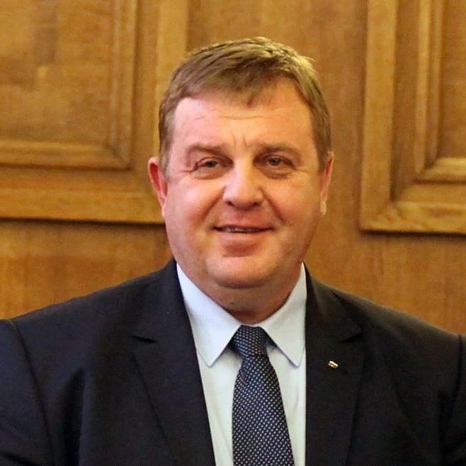 Каракачанов към Нинова: Всеки некадърен политик се познава по това, че първо посяга на армията