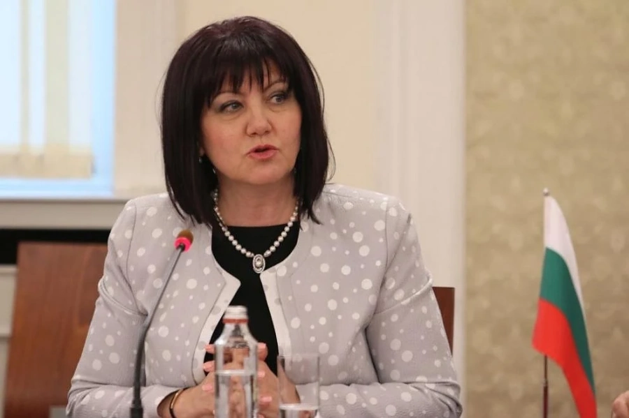 Караянчева: Поклон пред хората в бели престилки