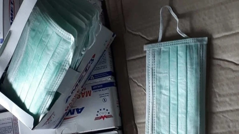 Задържаха 28 000 защитни маски, укрити в бус на МП \