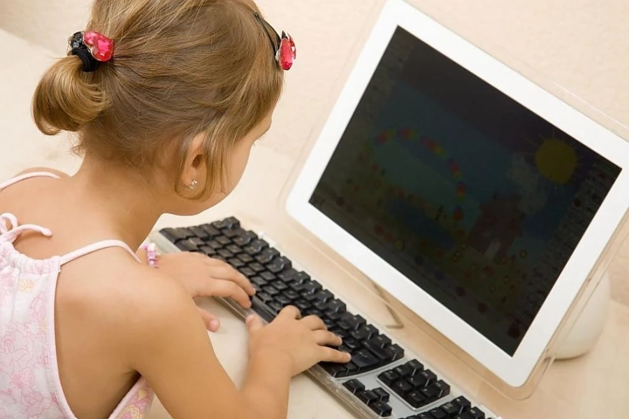 Училищата ще осигуряват интернет за социално слаби ученици